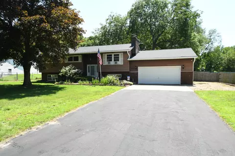 36161 Valley Dr, Paw Paw, MI 49079