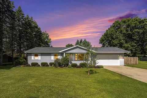 56808 Bow Dr, Three Rivers, MI 49093