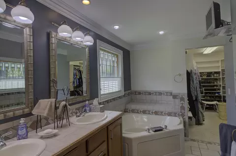 Bath - 1719 Probert Rd, Jackson, MI 49203 photo 3 of 7