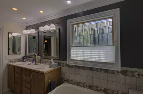 Bath - 1719 Probert Rd, Jackson, MI 49203 photo 5 of 7