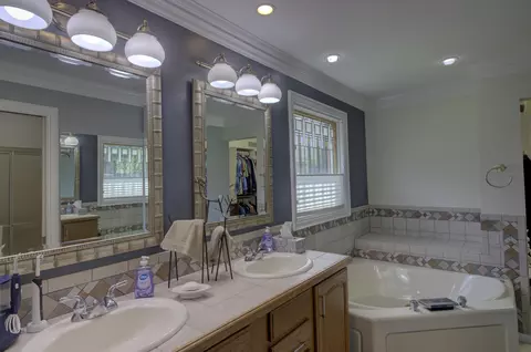 Bath - 1719 Probert Rd, Jackson, MI 49203 photo 2 of 7