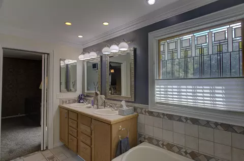 Bath - 1719 Probert Rd, Jackson, MI 49203 photo 6 of 7