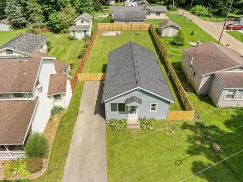 52253 Lakeview Dr, Dowagiac, MI 49047