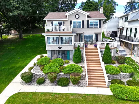 50039 W Lakeshore Dr, Dowagiac, MI 49047