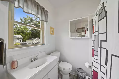 Bath - 407 Hague Ave, Jackson, MI 49203 photo 1 of 4