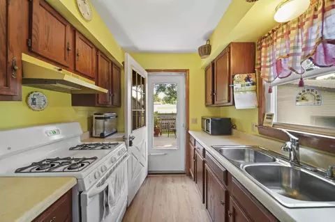 Kitchen - 407 Hague Ave, Jackson, MI 49203 photo 4 of 4