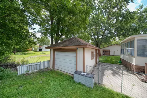 Exterior - 407 Hague Ave, Jackson, MI 49203 photo 11 of 17
