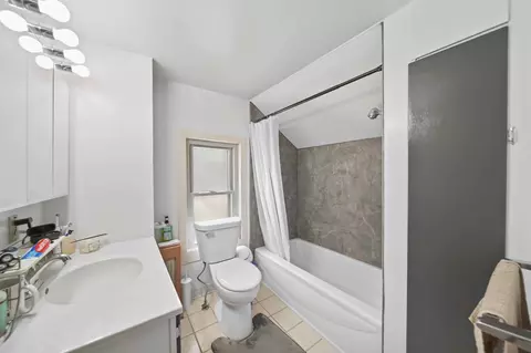 Bath - 407 Hague Ave, Jackson, MI 49203 photo 2 of 4