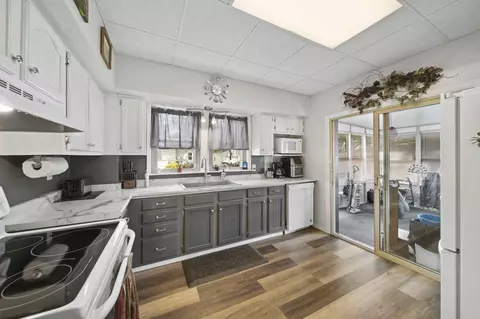 Kitchen - 407 Hague Ave, Jackson, MI 49203 photo 2 of 4