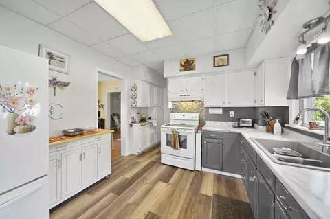 Kitchen - 407 Hague Ave, Jackson, MI 49203 photo 3 of 4