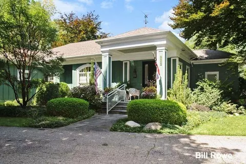 2232 Sheffield Ln, Fennville, MI 49408