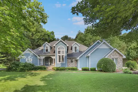 88 Bay Circle Dr, Holland, MI 49424
