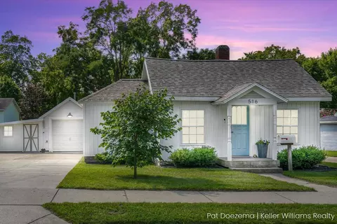 516 SE King St, Lowell, MI 49331