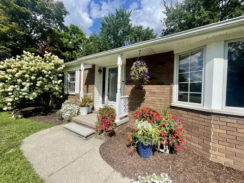 23890 Wesley Dr, Farmington, MI 48335