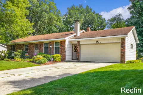 2120 Timberlane Dr, Jenison, MI 49428