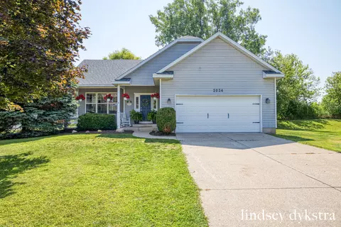 2034 Bennigan Ln, Zeeland, MI 49464