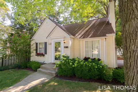 1762 Warwick Rd SE, Grand Rapids, MI 49506