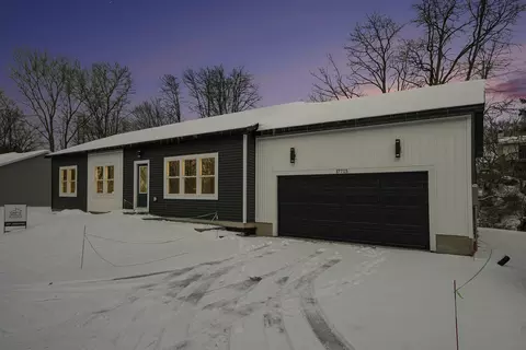 17715 Country Ln, Spring Lake, MI 49456