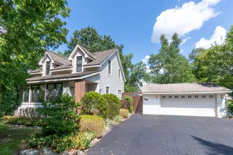 520 Decker Rd, Walled Lake, MI 48390