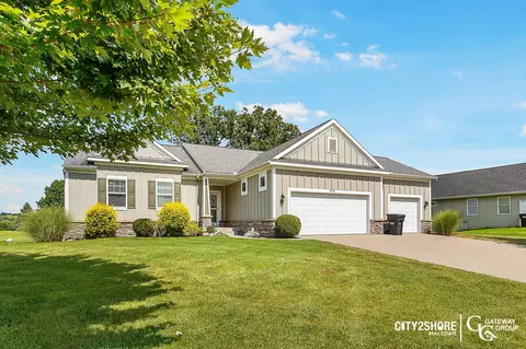 8378 Golfside Dr, Jenison, MI 49428