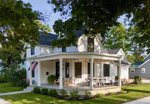 284 W 11th St, Holland, MI 49423