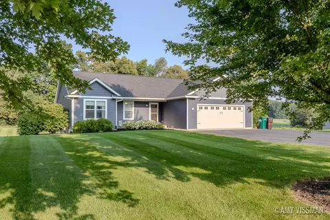 5701 Ravine Dr, Middleville, MI 49333