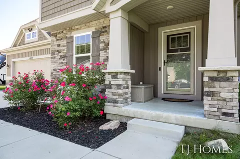 6000 Marblehead Dr NE, Belmont, MI 49306