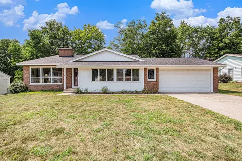 1632 Waterbury Dr SE, Grand Rapids, MI 49508