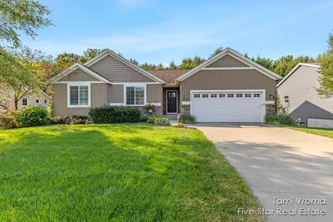 15258 Canterbury Ln, Grand Haven, MI 49417