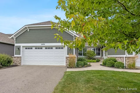 10191 E Crossroads Cir SE #27, Caledonia, MI 49316