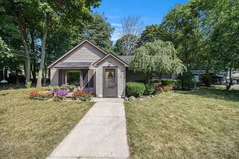1274 E Hile Rd, Norton Shores, MI 49441