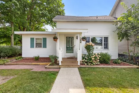 124 Lincoln St, Howard City, MI 49329