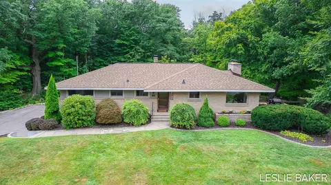 104 Country Club Rd, Holland, MI 49423