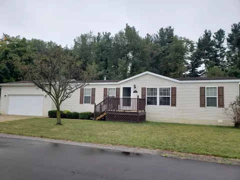 3572 Hollyfield Dr, Cedar Springs, MI 49319