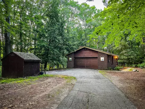 1925 Holliday Dr SW, Wyoming, MI 49519