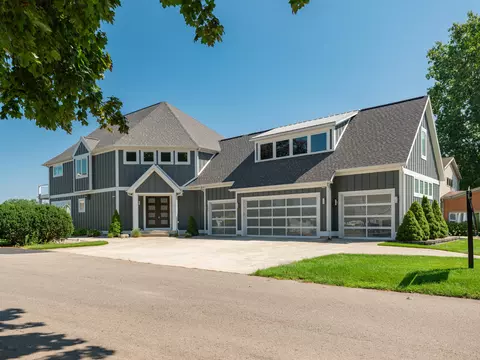 1481 S Crooked Lake Dr, Kalamazoo, MI 49009