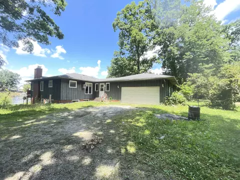 6380 Oak Ridge Dr, Jonesville, MI 49250