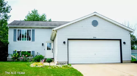 1066 E 12th St, Holland, MI 49423
