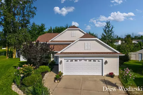 11561 Waterford Ct, Holland, MI 49424