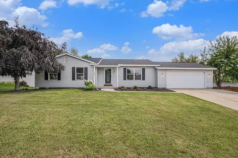 1424 Hollow Ridge Dr NE, Rockford, MI 49341