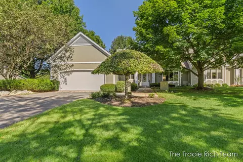 6181 Gatehouse Dr SE, Grand Rapids, MI 49546