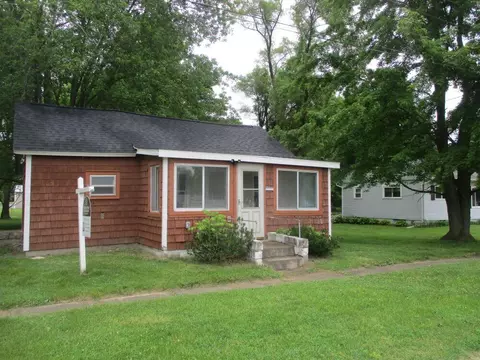 86 Taylor St, Quincy, MI 49082