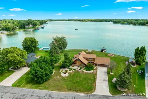 300 Lake Point Dr, Lake Odessa, MI 48849