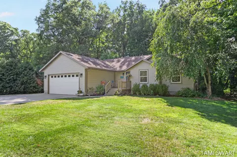 6923 Wintergreen Dr, Fruitport, MI 49415