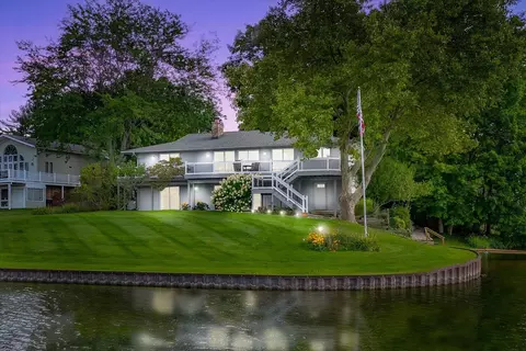 360 Highland Ct, Plainwell, MI 49080
