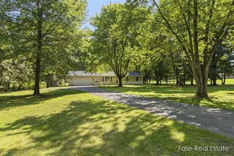 9558 Summit Ave NE, Rockford, MI 49341