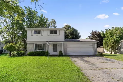4831 Crestbrook Dr, Waterford, MI 48328