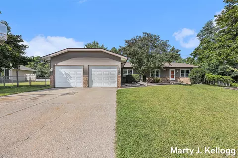 3049 Lowry Ct SE, Grand Rapids, MI 49512