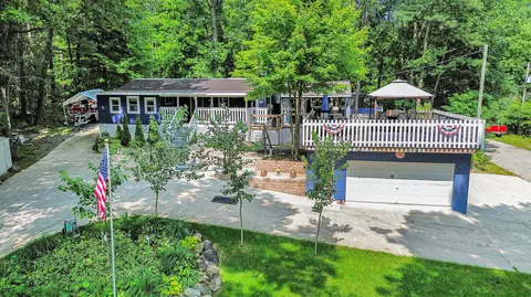 5577 Apache Cir, New Era, MI 49446
