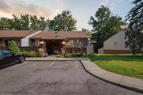 25720 Lexington Dr #6, South Lyon, MI 48178